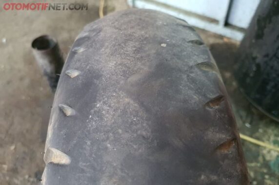 5 Penyebab Ban Motor Cepat Botak: Dari Tekanan Angin Sampai Kebiasaan Berkendara!