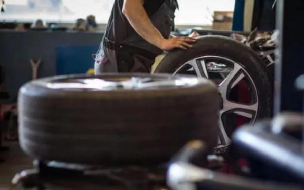 5 Penyebab Ban Motor Cepat Botak: Dari Tekanan Angin Sampai Kebiasaan Berkendara!