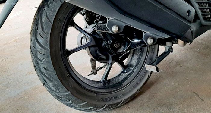 Featured image for Kenapa Ban Motor Sering Kempes Padahal Tidak Bocor? Ini Fakta yang Wajib Kamu Tahu! - Ban Motor Kempes