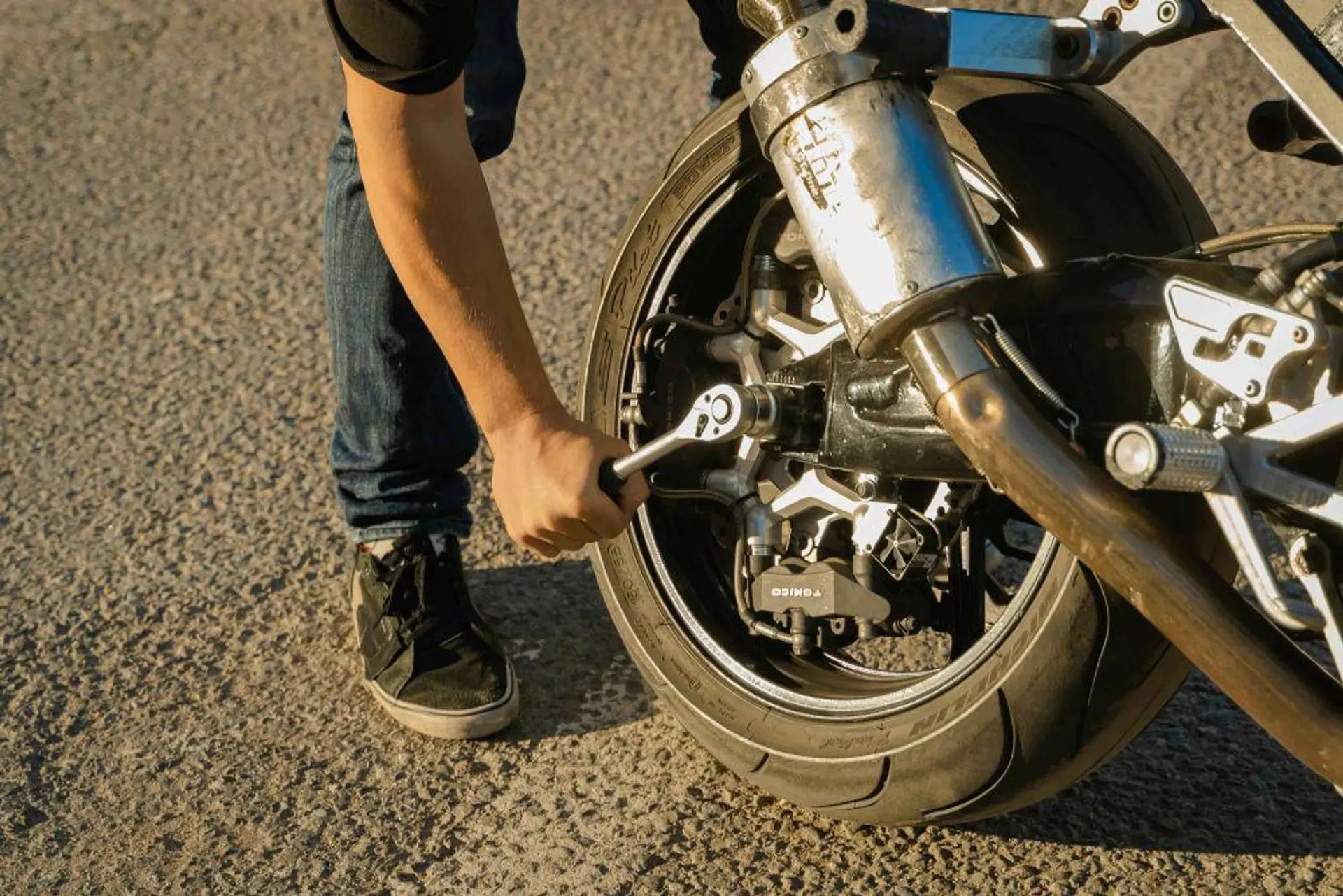 cara menghilangkan cairan ban tubeless Bersihkan Cairan Ban Tubeless