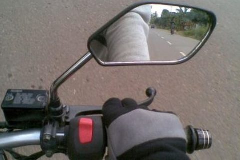 Spion Motor Kendur