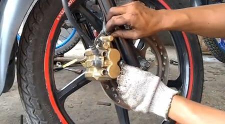 merawat rem cakram motor