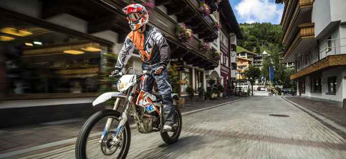 Naik Motor Trail di Perkotaan