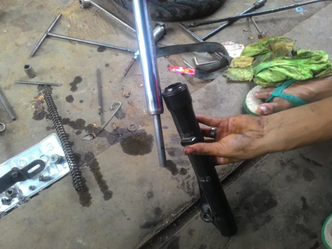 Panduan Takaran Oli Shock Depan Motor