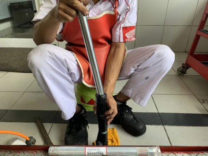 Panduan Takaran Oli Shock Depan Motor